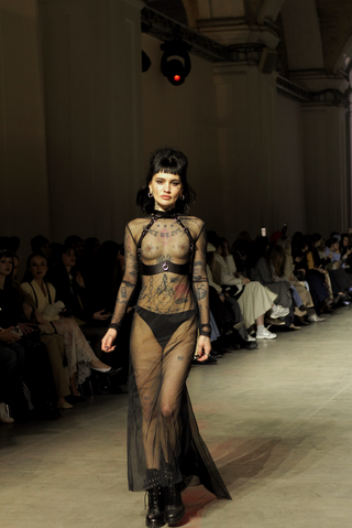 Leather Harness Outfit Guide: How to Wear a Harness